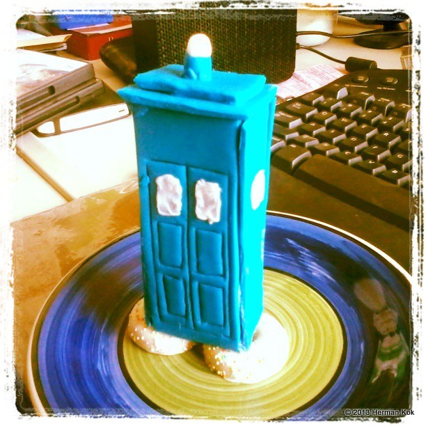 Mini-TARDIS cake